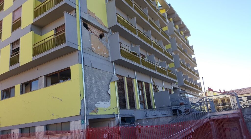 A hotel in Amtrica where the damage to the southern and northern facades in the earthquake in 2016 is evidence of the dominance of the earthquake in the east-west direction