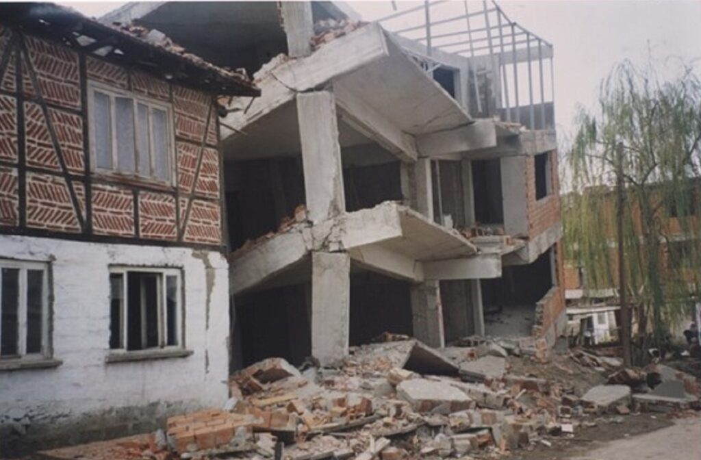 Damaged building in Dozeja province, Turkey. Photo: Yaron Ofir, 1999