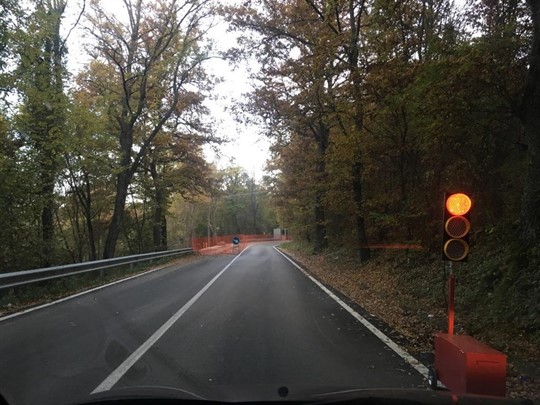 Photo 11: An automatic traffic light, one of many in the area, to transfer traffic to one lane to rehabilitate the partially collapsed road near Amtrich, 26/10/16 Photo: Yaron Ofir