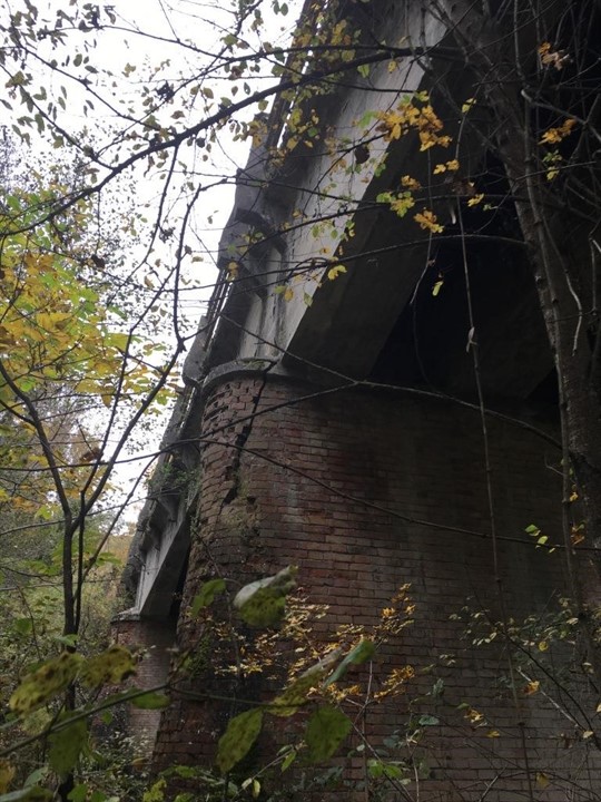 Photo 8: An intermediate commissary made of red bricks was damaged in an area that was not stressed by the beams of the bridge, 10/26/16 Photo: Yaron Ofir