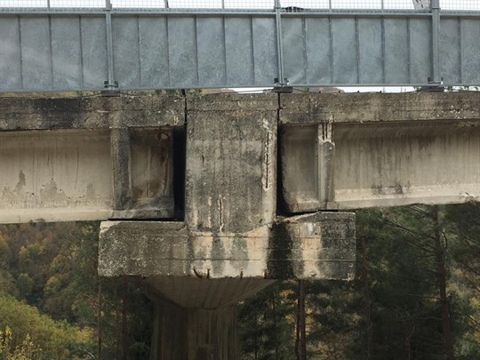 Photo 10: A typical damage to the misch in its journey due to impact, (in addition to the wear problems) on a long bridge on the SS685 road between Norce and Pescara del Toronto, 26/10/16 Photo: Yaron Ofir