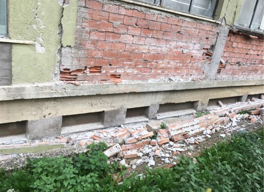 Photo 34: Short columns on the base floor that were not significantly damaged, probably due to symmetry, a sufficiently high tolerance or that a horizontal support was formed for the floor above them on one of the facades of the building. 26/10/16 Photo: Yaron Ofir